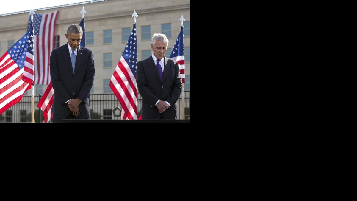 <cutline_leadin>El presidente</cutline_leadin> Barack Obama (izq.), y el secretario de Defensa Chuck Hagel participan en un acto celebrado en memoria de las víctimas de los ataques terroristas del 11-S del 2001, en el Pentágono, Washington.<252><252>