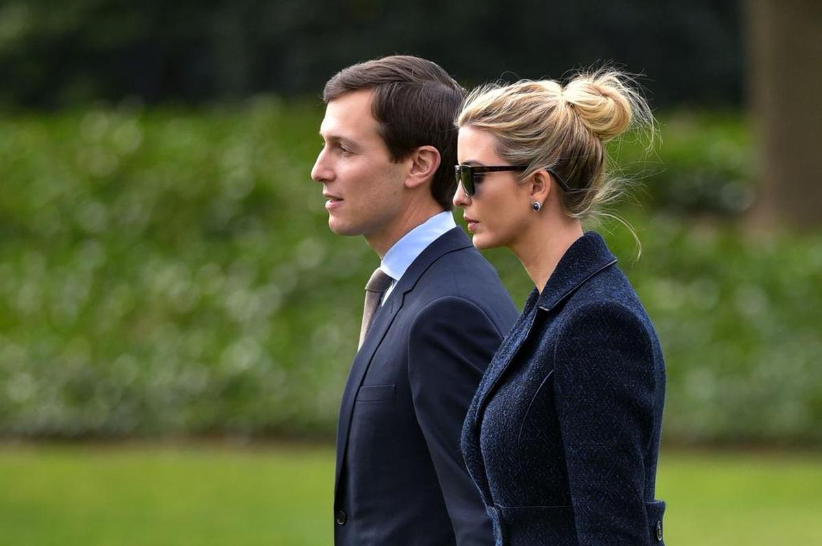 Esta foto de archivo tomada el 3 de marzo de 2017 muestra a Jared Kushner caminando con su esposa Ivanka Trump para abordar Marine One en la Casa Blanca en Washington, DC.