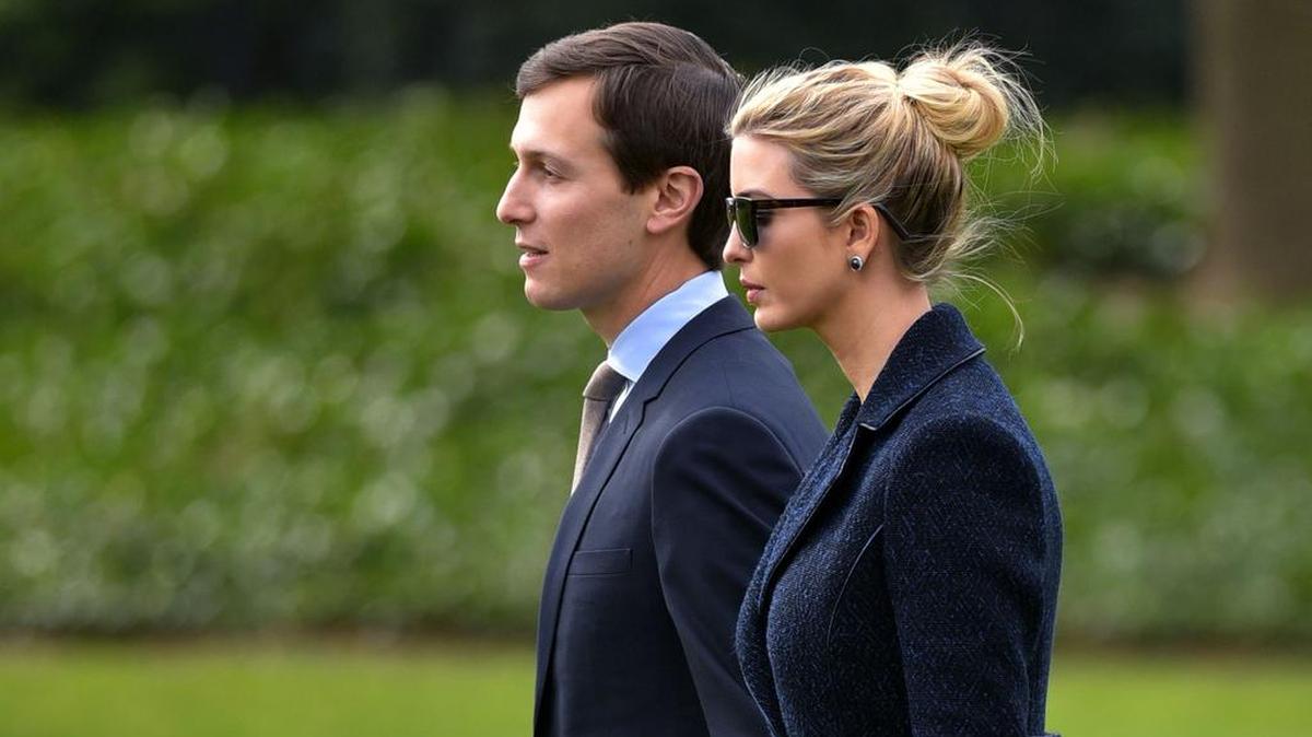 Esta foto de archivo tomada el 3 de marzo de 2017 muestra a Jared Kushner caminando con su esposa Ivanka Trump para abordar Marine One en la Casa Blanca en Washington, DC.