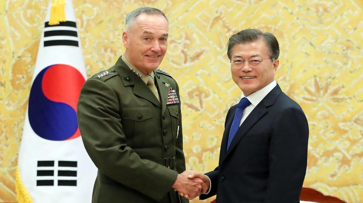 El presidente surcoreano, Moon Jae-in (d), posa junto al jefe del Estado Mayor de EEUU, Joseph Dunford, antes de su reunión en Seúl (Corea del Sur) el 14 de agosto de 2017.
