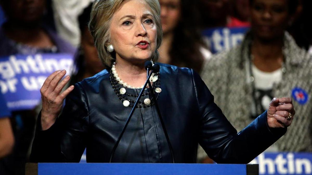 La aspirante demócrata a la presidencia Hillary Clinton pronuncia el miércoles un discurso en un acto electoral celebrado en el Teatro Apolo de Harlem, Nueva York.
