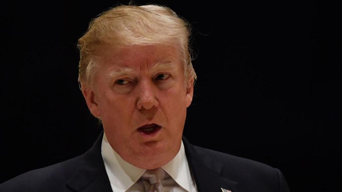 El presidente de EEUU, Donald Trump, habla con los periodistas en el Trump International Golf Club en West Palm Beach el 14 de enero de 2018.