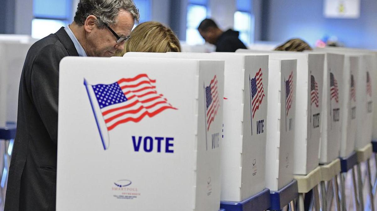 El senador demócrata de Ohio, Sherrod Brown, ejerce su derecho al voto durante las elecciones presidenciales. Archivo.