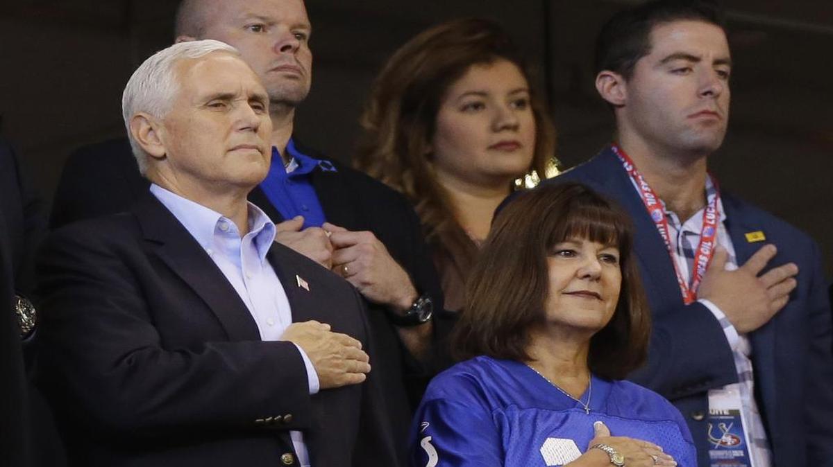 El vicepresidente Mike Pence y su esposa, Karen, están de pie durante el juego del himno nacional antes de un partido de fútbol de la NFL entre los Indianapolis Colts y los San Francisco 49ers, el domingo 8 de octubre de 2017, en Indianápolis.