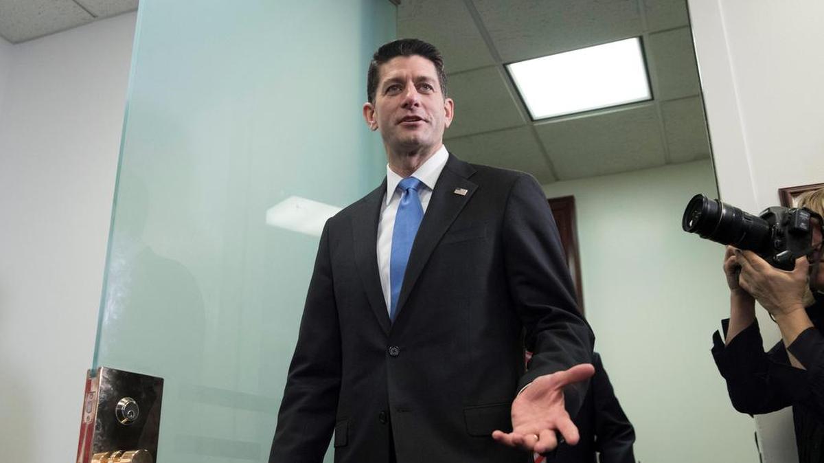 El presidente de la Cámara de Representantes de Estados Unidos, Paul Ryan, llega para ofrecer una rueda de prensa en el Capitolio en Washington D.C el 19 de diciembre de 2017.