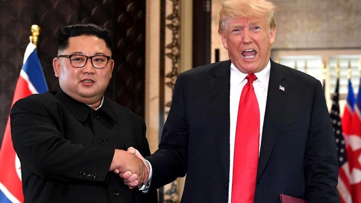 En esta foto de archivo tomada el 12 de junio de 2018, el presidente de los EEUU, Donald Trump y el líder de Corea del Norte, Kim Jong Un, se dan la mano después de una ceremonia de firma durante su histórica cumbre de Estados Unidos y Corea del Norte, en Singapur.