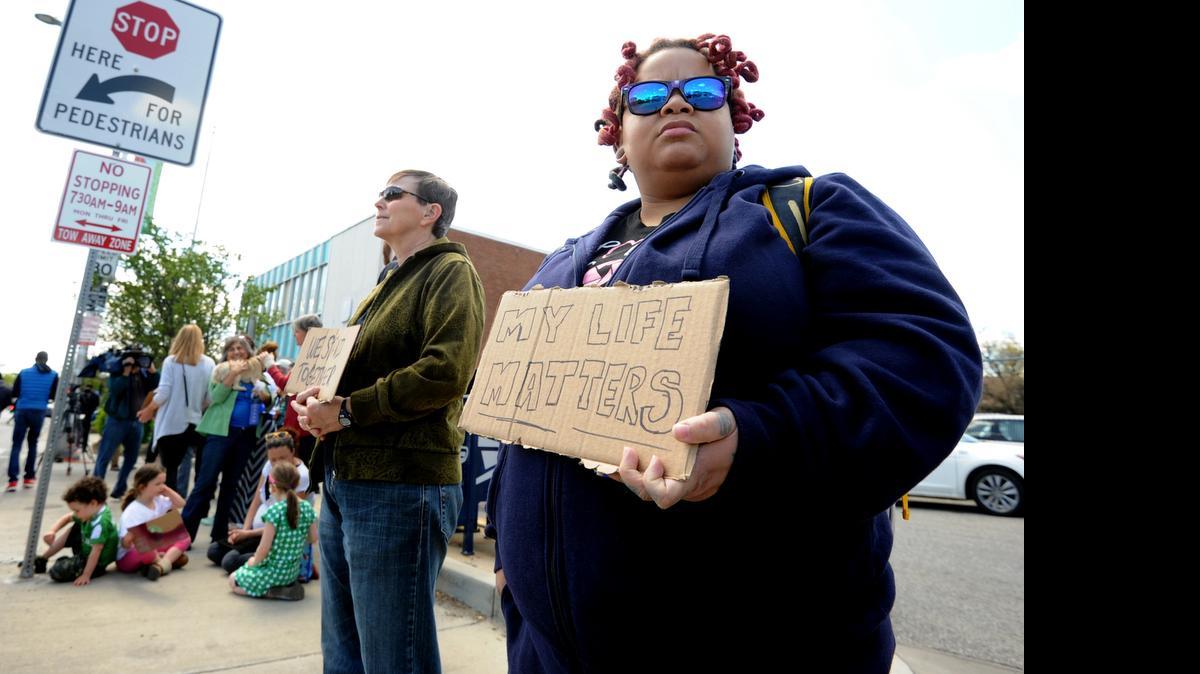 
La Policía de Baltimore arrestó a 34 personas y seis agentes resultaron heridos en el marco de la violenta protesta contra la muerte de un joven negro durante su detención.
