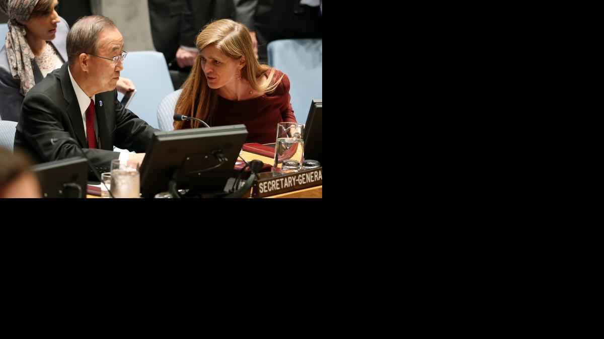 
El secretario general de la ONU, Ban Ki-moon (izq.), habla con la embajadora estadounidense ante la ONU, Samantha Power, acerca de la epidemia de ébola, durante una reunión del Consejo de Seguridad.

