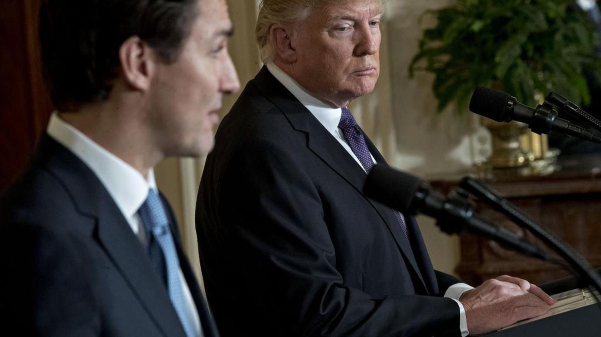 El presidente estadounidense, Donald Trump, escucha a Justin Trudeau, el primer ministro de Canadá, a la izquierda, durante una conferencia de prensa en la Sala Este de la Casa Blanca en Washington, D.C., el lunes 13 de febrero de 2017.