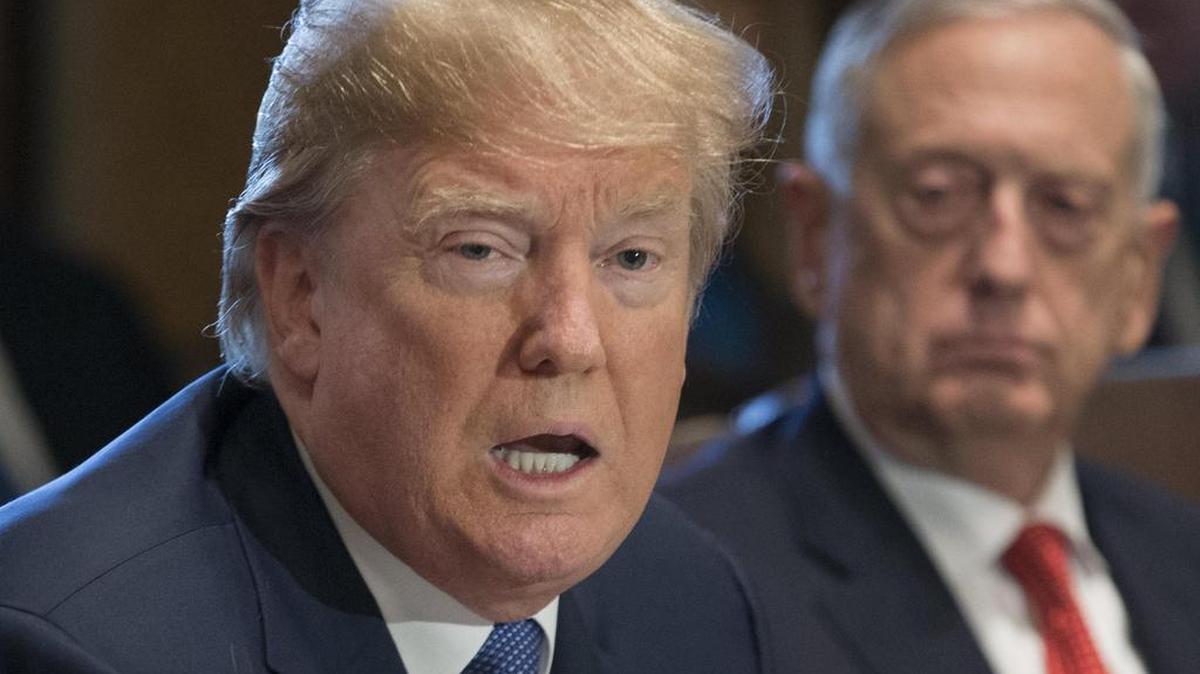 El presidente estadounidense, Donald J. Trump (i), participa en una reunión con su gabinete junto al secretario de Defensa, James Mattis (d), en la Casa Blanca, Washington D.C (Estados Unidos) el 1ero de noviembre de 2017.