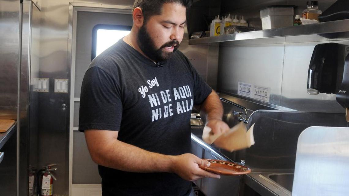 Tras ganar un reconocido concurso de robótica, el "soñador" Lorenzo Santillán tuvo la oportunidad de ser científico, pero su estatus migratorio le impidió tener una beca universitaria y tuvo que buscar una alternativa que llegó en forma de un camión de comida ambulante que llamó "Ni de aquí, ni de allá".