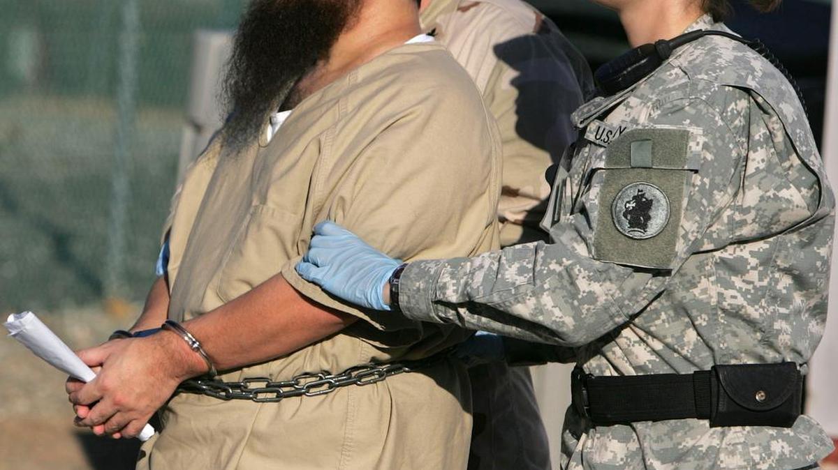 Las audiencias de esta semana estuvieron dominadas por la cuestión de si guardias mujeres deberían escoltar a los presos, que en su condición de musulmanes lo consideran inapropiado.