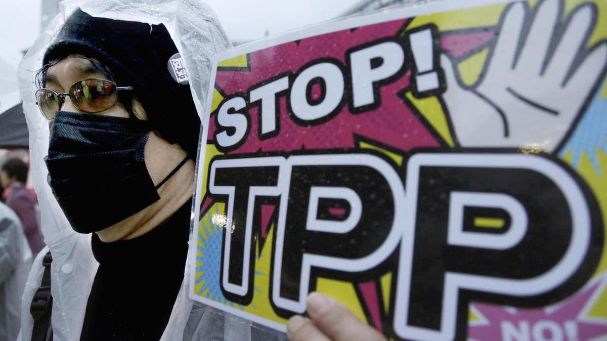 Un manifestante sostiene un cartel durante una manifestación contra el Acuerdo Trans Pacífico en abril de 2014.
