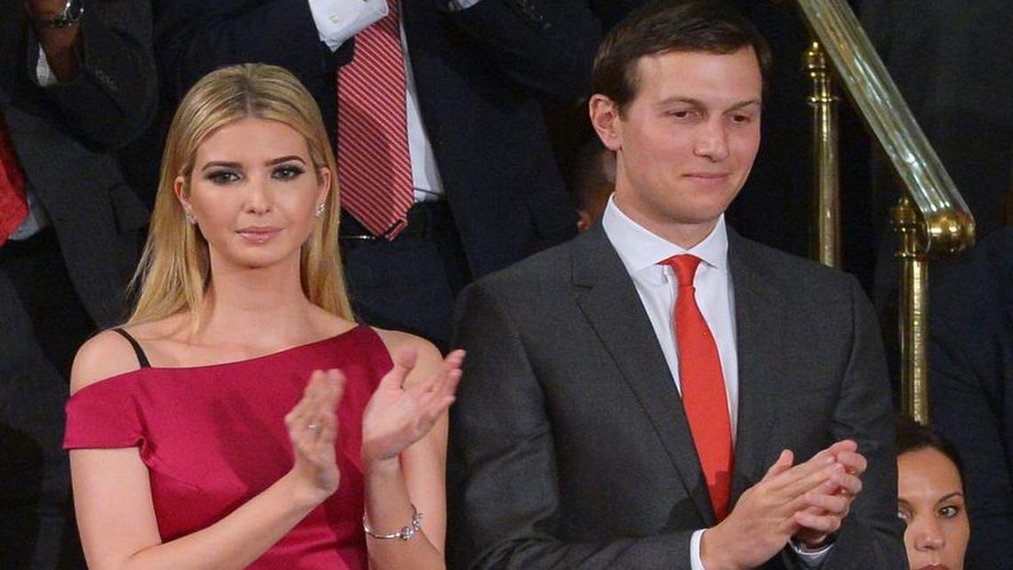 Ivanka Trump y su esposo Jared Kushner aplauden mientras el presidente de los Estados Unidos, Donald Trump, habla durante una sesión conjunta del Congreso en el Capitolio de los Estados Unidos en Washington, DC el 28 de febrero de 2017.