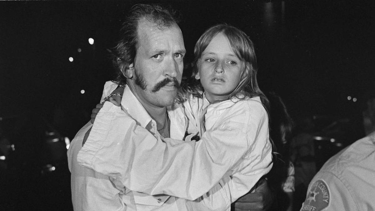 La foto con fecha del 17 de julio de 1976 capta el reencuentro de Darla Sue Daniels, de 10 años de edad, con su padre y su familia en Chowchilla, California, tras el secuestro.