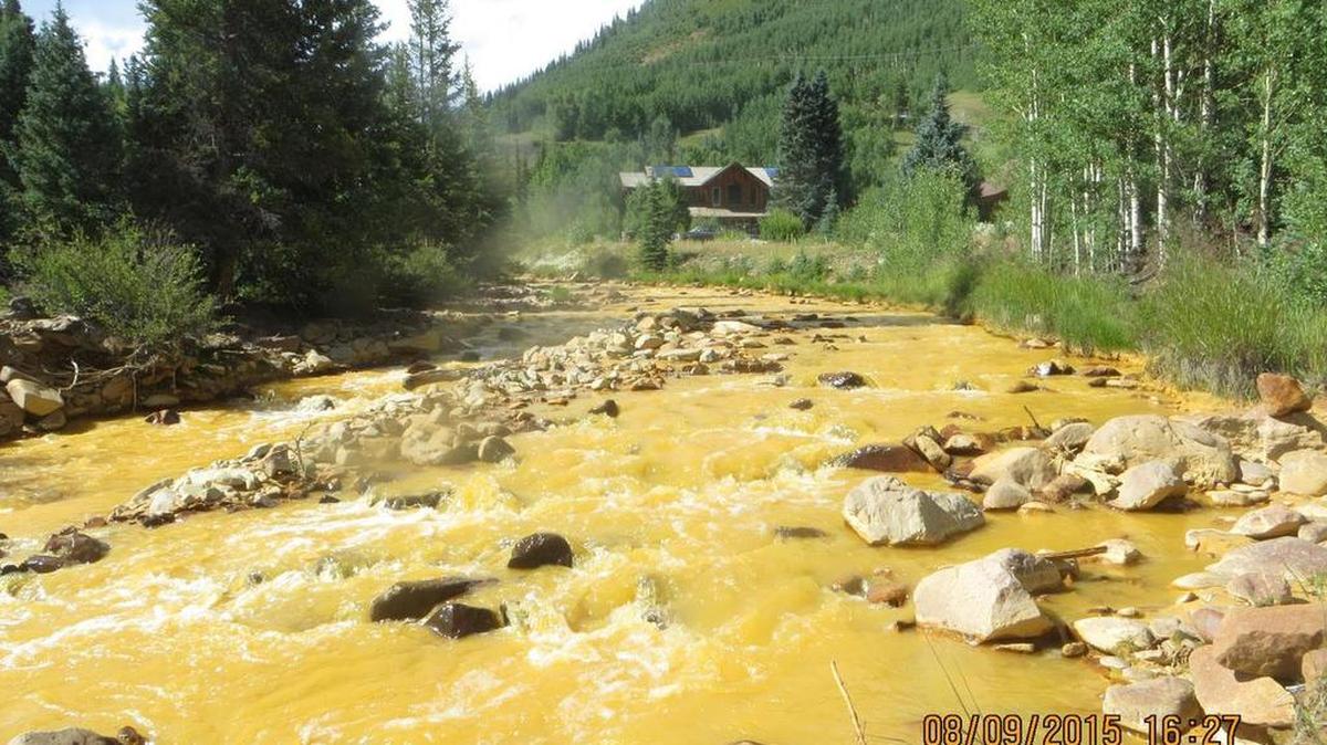 
 El río teñido de amarillo bajo la mina Gold King después de que inesperadamente residuos mineros se filtraran en las secciones superiores de Cement Creek. El vertido contiene cadmio, arsénico, cobre, plomo y cinc, entre otros. 
