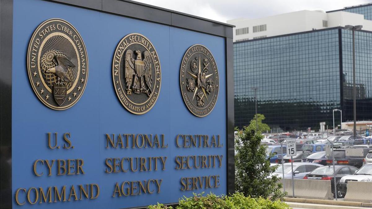 El FBI arrestó a finales de agosto a un contratista de la Agencia de Seguridad Nacional (NSA, por sus siglas en inglés), en la que trabajó el conocido ex analista Edward Snowden, e investiga si el detenido robó y dio a conocer secretos de Estados Unidos, informó este miércoles el Departamento de Justicia.