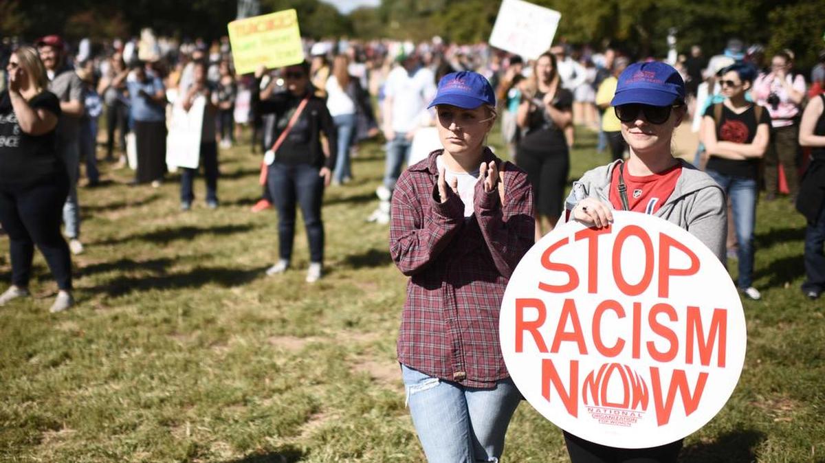 Manifestantes escuchan discursos a su llegada a Lincoln Park para participar en una marcha por la Justicia Racial en Washington, DC, el 30 de septiembre de 2017.