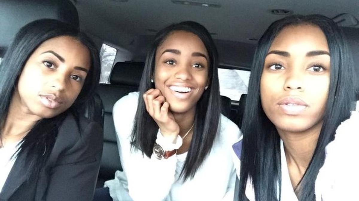 Kaylan Mohomes con su madre y su hermana gemela.