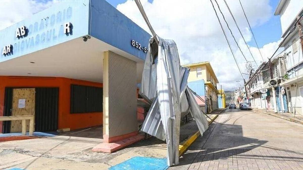 Un comercio cerrado en Humacao, Puerto Rico, uno de muchos que se vieron obligados a cerrar después del paso del huracán María.