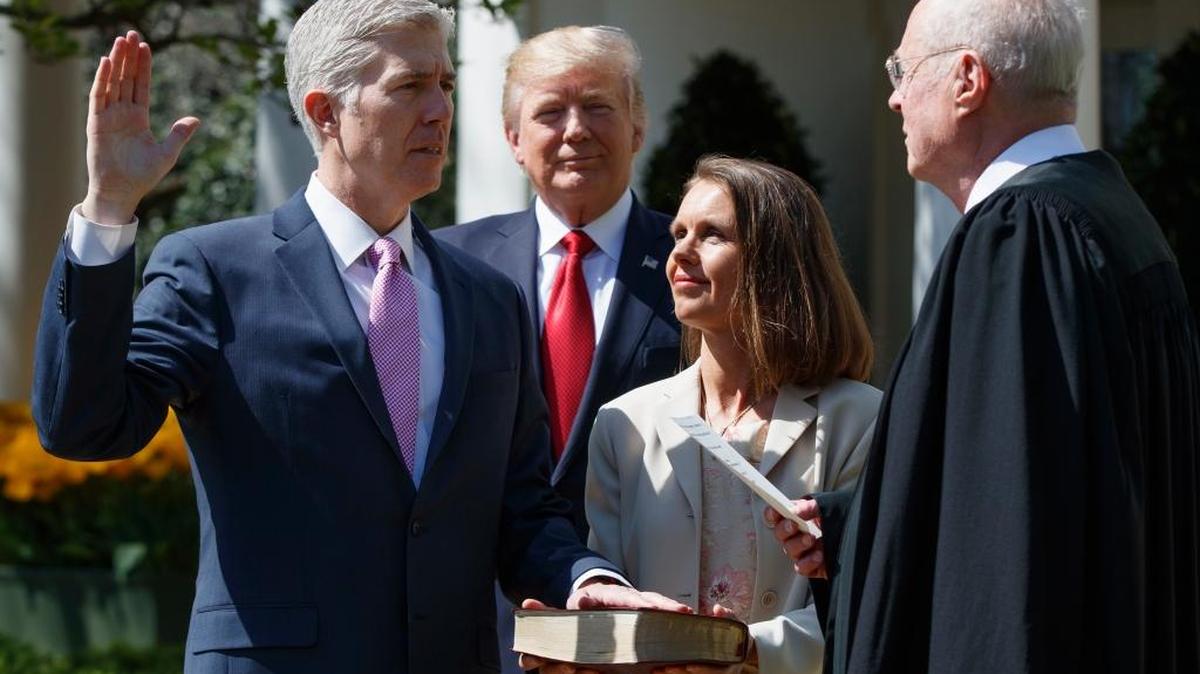 El presidente Donald Trump presencia la juramentación del magistrado Neil Gorsuch, realizada por el magistrado Anthony Kennedy en la Casa Blanca este lunes.