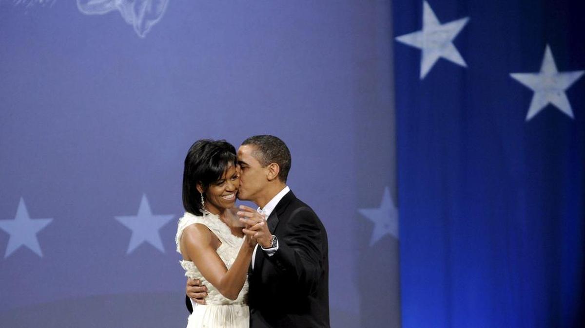 Fotografía de archivo tomada el 20 de enero de 2009 que muestra al presidente de los Estados Unidos, Barack Obama (d), junto a su mujer, Michelle (i), en el Centro de Convenciones en Washington DC durante el baile de investidura.