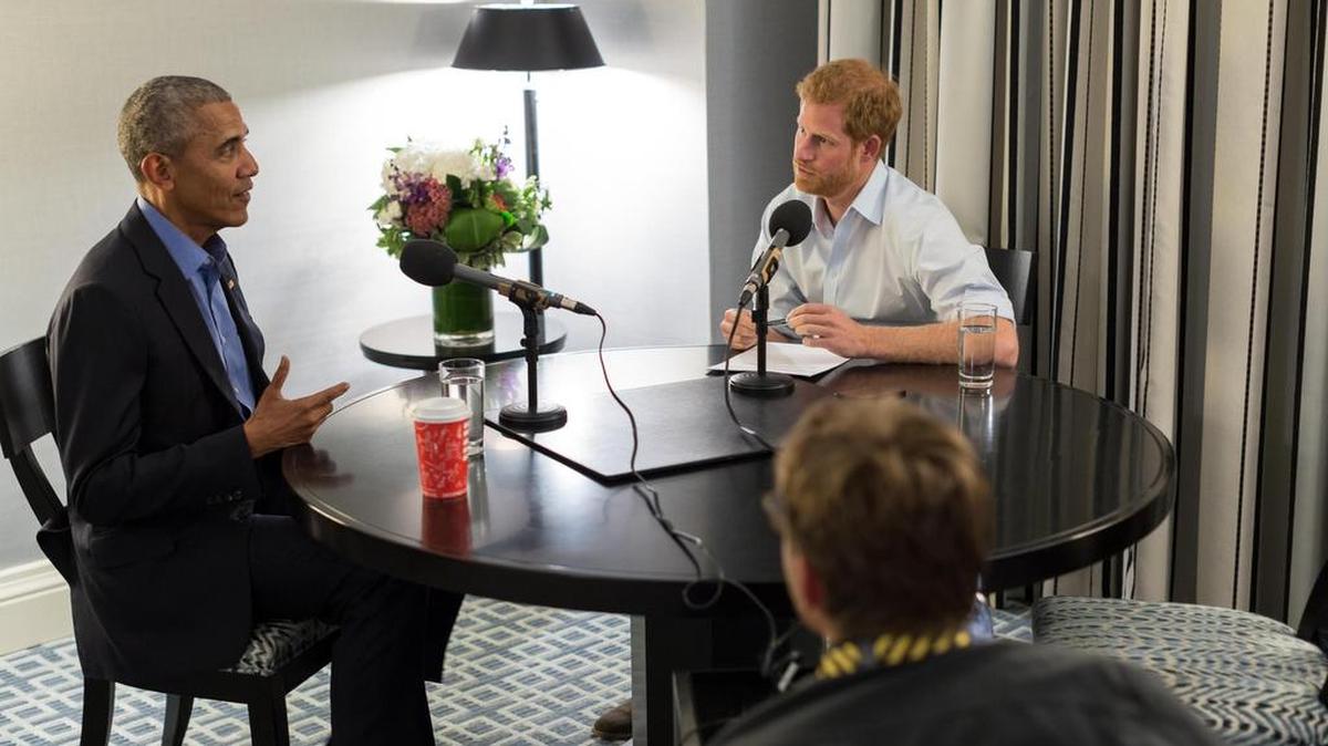 Una fotografía impresa sin fecha emitida por Kensington Palace por cortesía de la Fundación Obama el 17 de diciembre de 2017 muestra al príncipe Harry entrevistando al ex presidente estadounidense Barack Obama en Toronto, Canadá, como parte de su dirección invitada de BBC Radio 4 El programa que se transmitirá el 27 de diciembre.