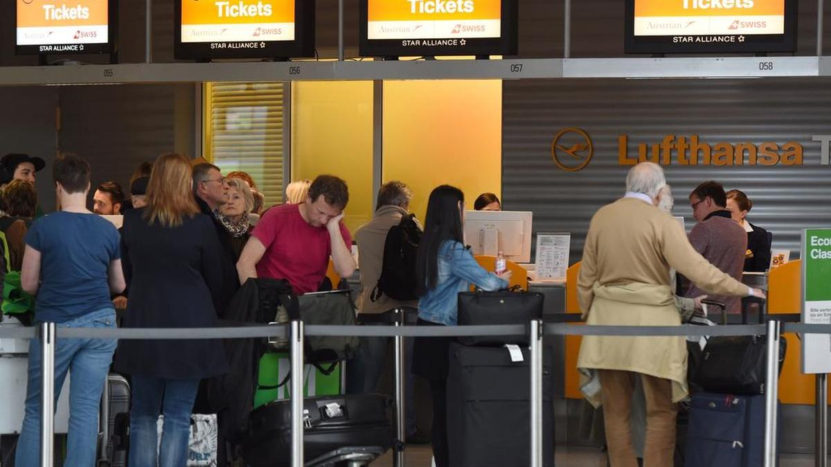 Esta foto de archivo tomada el 27 de abril de 2016 muestra a los pasajeros alineados en un mostrador de Lufthansa en el aeropuerto Franz-Josef-Strauss de Múnich, al sur de Alemania.