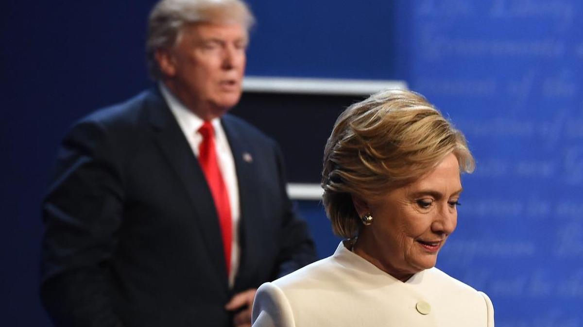 Esta foto de archivo tomada el 19 de octubre de 2016 muestra a la ex candidata demócrata Hillary Clinton y al ex candidato republicano Donald Trump al salir del escenario tras el debate presidencial final en el Thomas & Mack Center en el campus de la Universidad de Las Vegas en Las Vegas, Nevada.