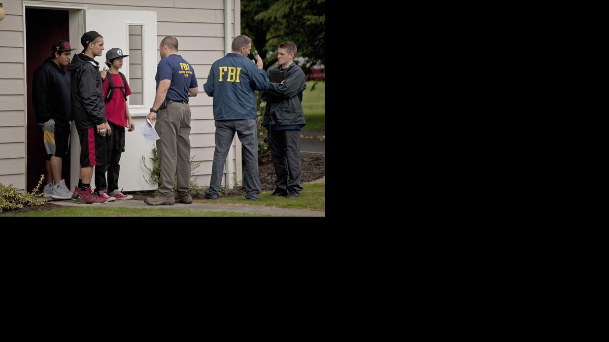 
Un grupo de estudiantes conversa con agentes del FBI el viernes en Marysville, Washington. 
