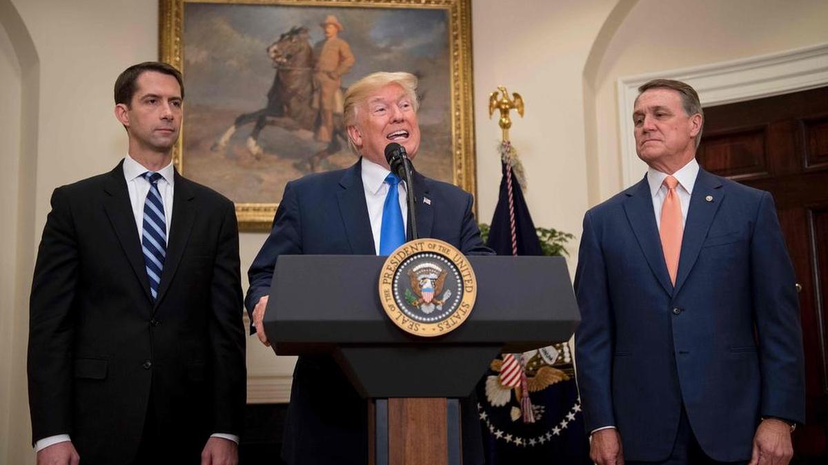 El presidente de los Estados Unidos, Donald Trump, hace un anuncio sobre la inmigración el 2 de agosto, en la Casa Blanca en Washington, DC, con el Senador Tom Cotton, R-Arkansas y el Senador David Perdue. 