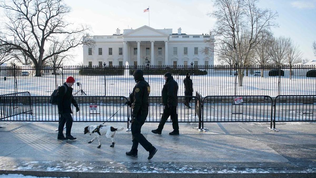 La ciudad de Washington y el centro de la costa este del país se encuentran en alerta ante la inminente llegada de la tormenta de nieve Jonas, la primera del invierno, que traerá consigo fuertes vientos y que podría dejar más de medio metro de nieve en las calles de la capital.