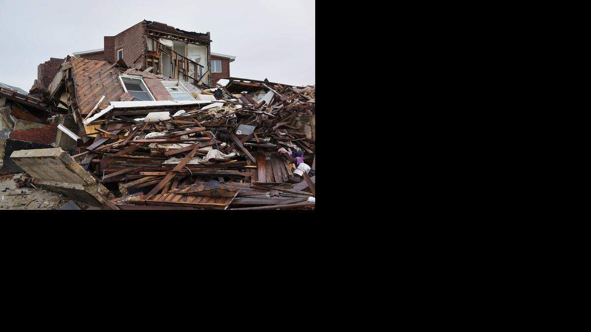 <cutline_leadin>Una casa</cutline_leadin> destruida tras el paso del devastador huracán Sandy en el barrio de Bell Harbor en abril de 2013 en la ciudad de Nueva York. Miles de personas podrían verse obligados a reembolsar su parte.<137>Seis meses despuÃ©s del dÃ<130>a en las partes tormenta devastadora devastadas de Nueva Jersey, Nueva York y Connecticut, muchas comunidades siguen luchando. La super-tormenta matÃ³ a decenas de personas y destruyÃ³ miles de casas y negocios. (Foto por Spencer Platt / Getty Images)<137>