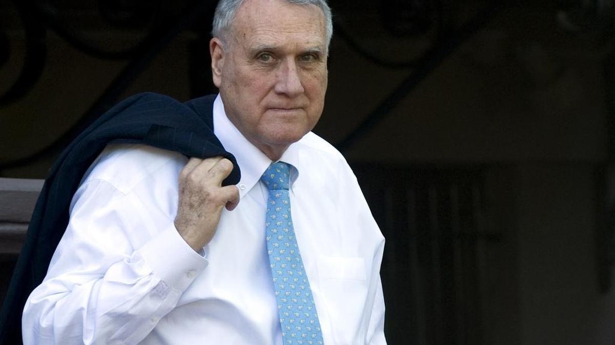 En esta foto de archivo tomada el 10 de mayo de 2011, el líder republicano de Arizona, Jon Kyl, deja una reunión bipartidista de legisladores estadounidenses en Blair House, al otro lado de la calle de la Casa Blanca en Washington, DC.