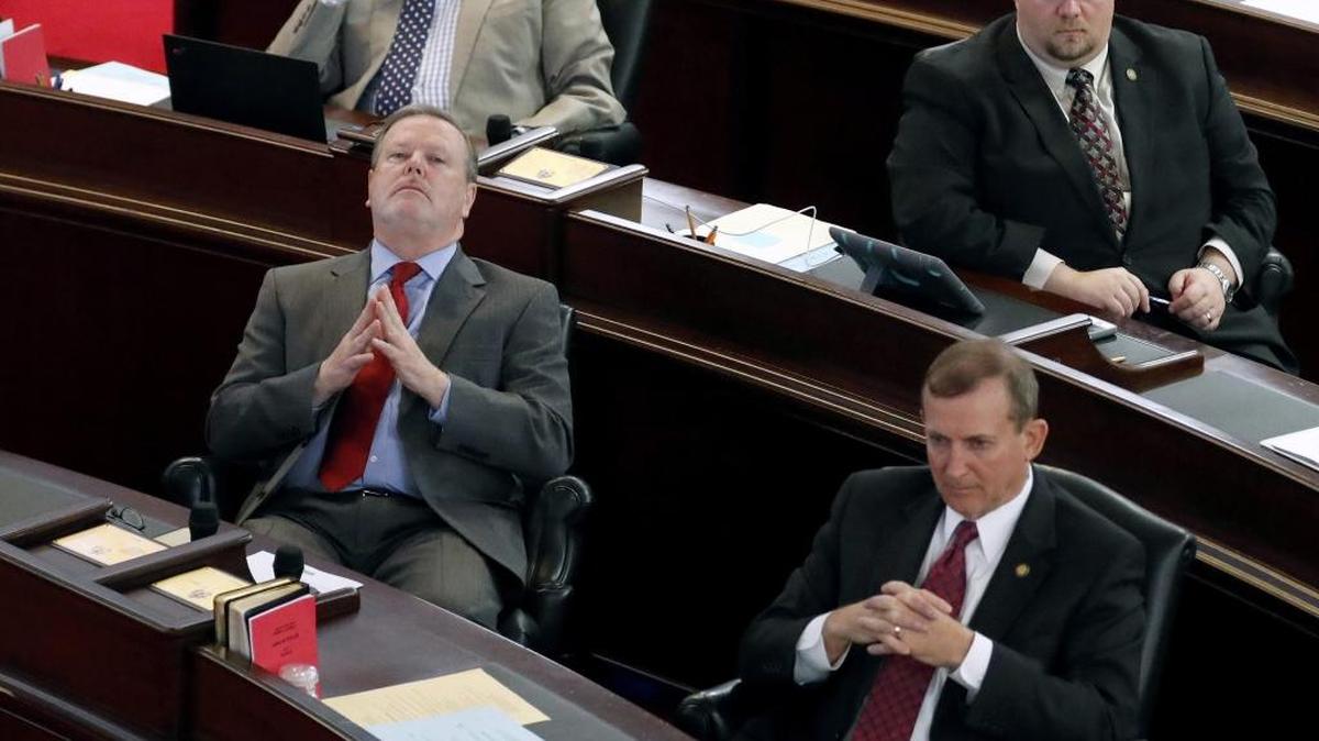 Los senadores Phil Berger (Rep.), Harry Brown (Rep.), y otros escuchan como se debate el proyecto de ley HB 142 en el pleno de la Cámara en Raleigh, Carolina del Norte.
