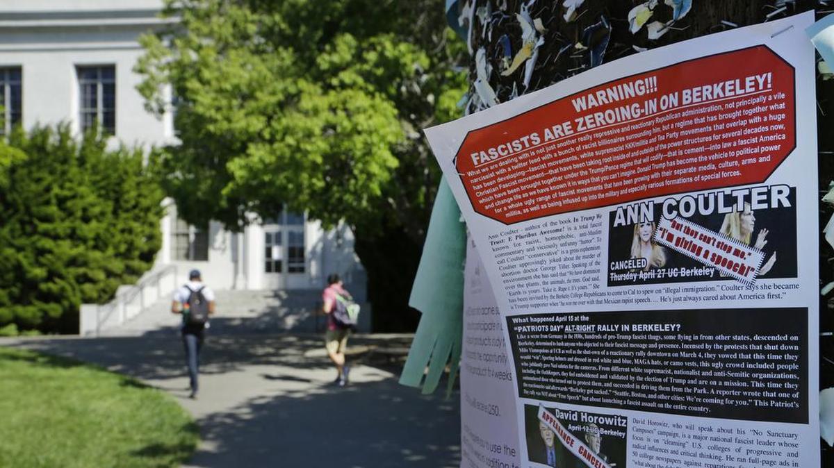 Foto de archivo del 21 de abril de 2017. Un folleto grapado a un mural de mensajes en la Universidad de California en Berkeley en Berkeley, Calif.