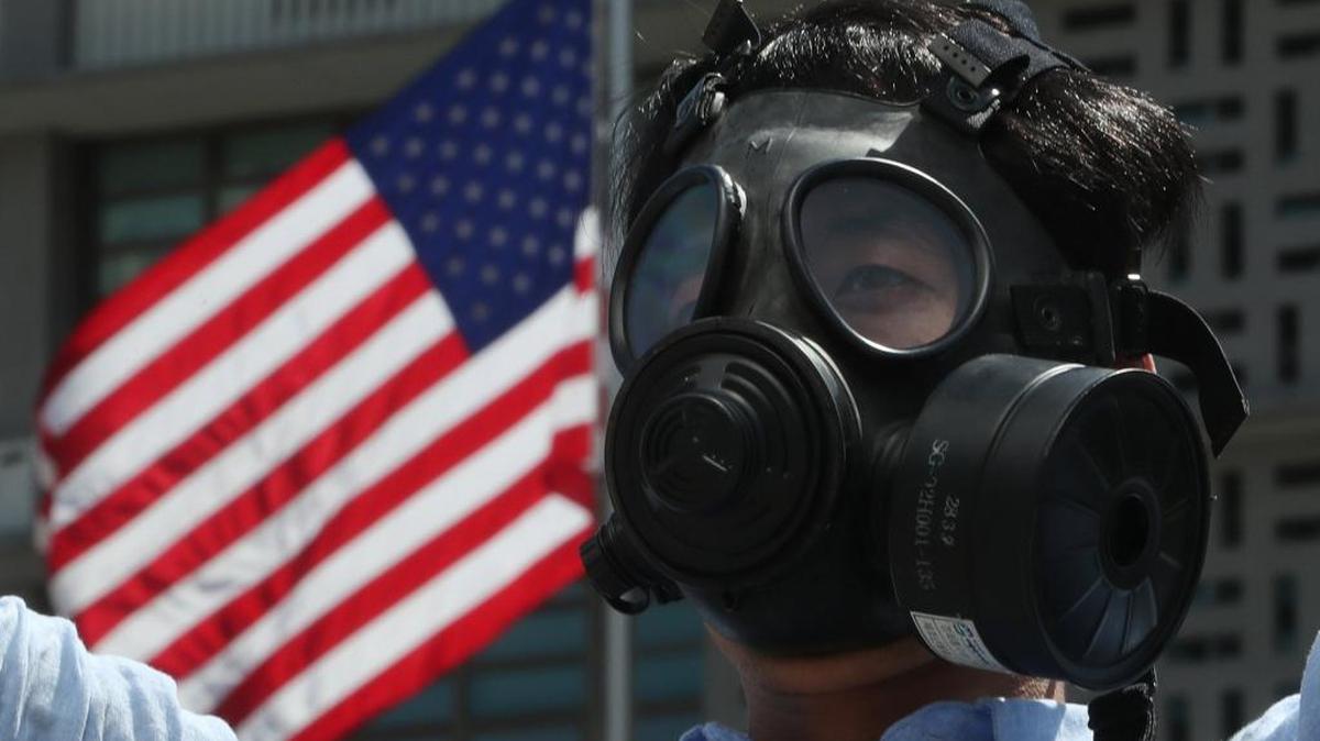 Un miembro de la Federación Coreana del Medio Ambiente (KFEM) participa en una protesta llevando una máscara de gas, frente a la embaja norteamericana en Seúl, Corea del Sur, el 5 de junio, en contra de la retirada de EEUU del Acuerdo de París.