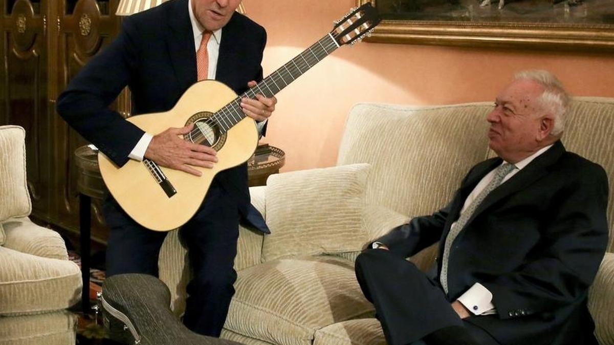 
García-Margallo regaló a Kerry una guitarra española que el funcionario estadounidense ha recibido con agrado: “Es un regalo precioso”, ha expresado.
