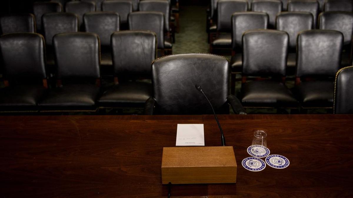 La sala del Comité Judicial del Senado se ve en Capitol Hill el 26 de septiembre de 2018 en Washington, DC, durante los preparativos un día antes de la audiencia con Blasey Ford y el juez nominado al Tribunal Supremo, el juez Brett Kavanaugh.