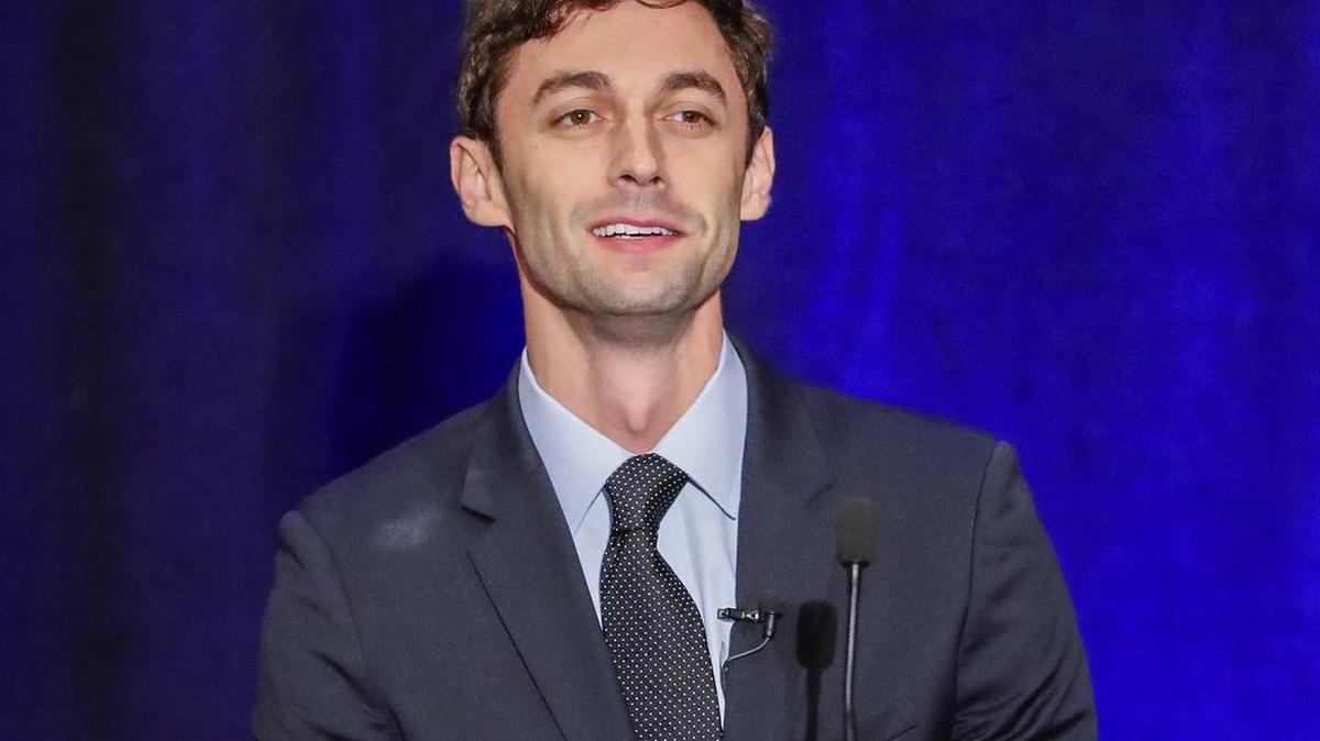 El candidato demócrata de la Cámara de Representantes de Estados Unidos, Jon Ossoff, llega al escenario durante un evento especial en la noche de las elecciones en Atlanta, Georgia, Estados Unidos el 18 de abril de 2017.