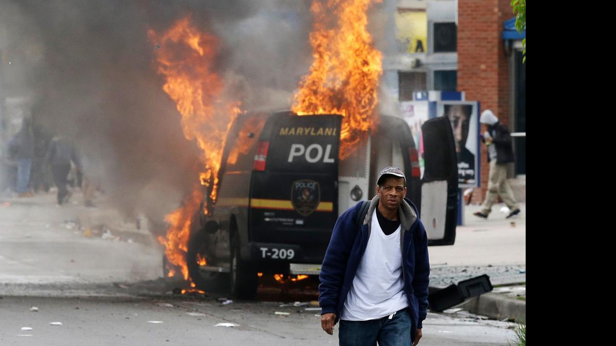 
Violentos choques entre manifestantes y la policía se desataron el lunes en Baltimore, momentos después del funeral del afroamericano Freddie Grey.
