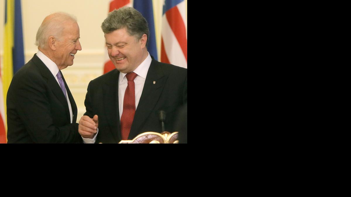 <cutline_leadin>El presidente</cutline_leadin> de Ucrania Petro Poroshenko (der.), y el vicepresidente de Estados Unidos Joe Biden, el viernes, durante una rueda de prensa en Kiev.<252><252>