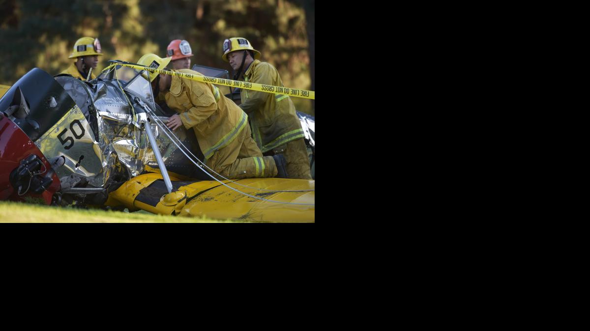 
Personal de Servicios de Emergencias revisa el lugar donde una avioneta en la que viajaba el actor estadounidense Harrisson Ford chocó, en un campo de gol cerca al aeropuerto Santa Mónica, en Venice, California. Ford, de 72 años, se encuentra en condición "estable", como lo confirmó un portavoz del Departamento de Policía de Los Ángeles (LAPD) a la revista "People". 
