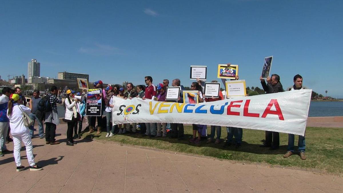 
Venezolanos residentes en Uruguay se manifiestan hoy, sábado 19 de septiembre de 2015, frente a la sede del Mercosur en Montevideo (Uruguay). Los manifestantes reclamaron la libertad del opositor venezolano Leopoldo López y el respeto a los derechos humanos en el país caribeño. 
