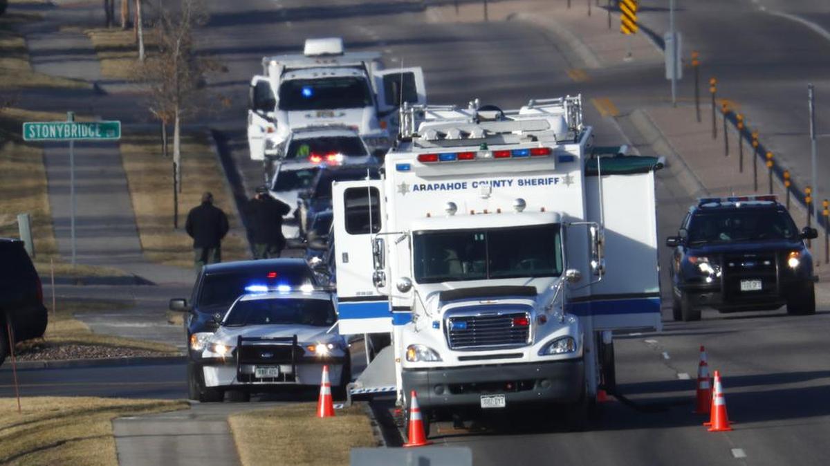 Un investigador se dirige a la escena del tiroteo el domingo, 31 de diciembre de 2017, en Highlands Ranch, Colorado.