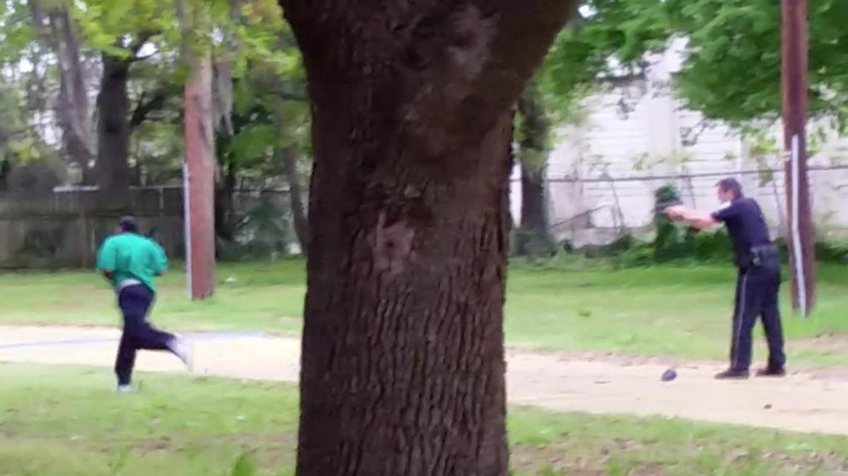 Walter Scott huye del policía Michael Slager antes de ser abatido, en North Charleston, Carolina del Sur.