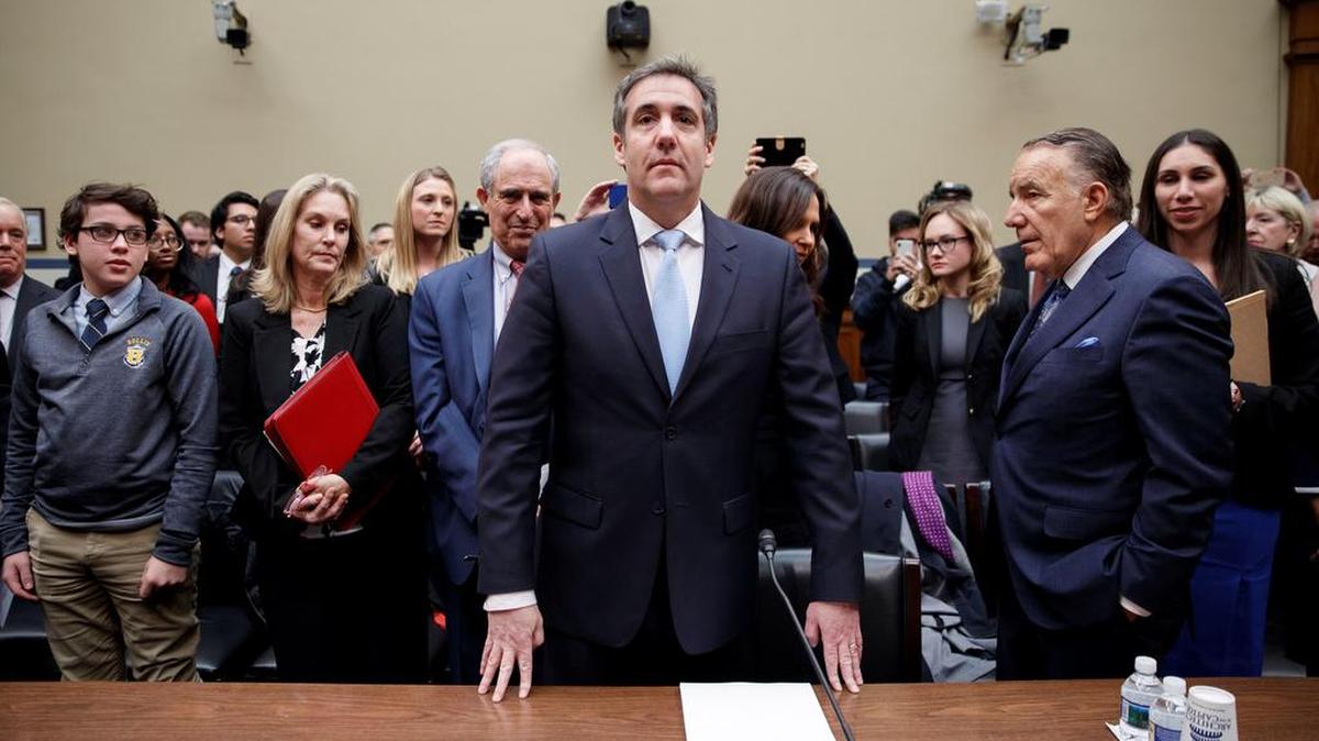 El ex abogado personal del presidente estadounidense Donald J. Trump, Michael Cohen (c), testifica ante el Comité de Supervisión y Reforma de la Cámara de Representantes este miércoles, en Washington D.C.