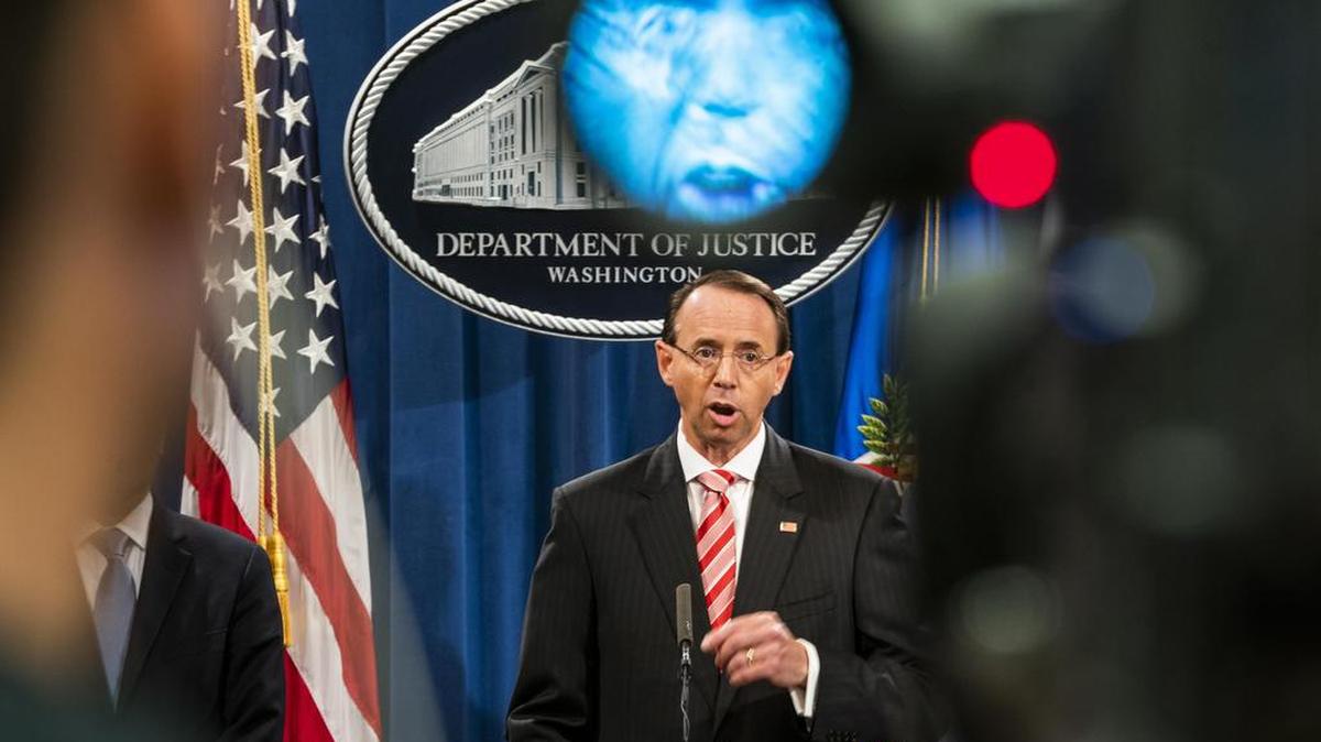  Fotografía del 13 de julio de 2018, del fiscal general adjunto de Estados Unidos Rod Rosenstein quien es visto mientras anuncia que el Departamento de Justicia está acusando a 12 oficiales militares rusos por hackear correos electrónicos demócratas durante las elecciones presidenciales de 2016 en el Departamento de Justicia en Washington, DC.