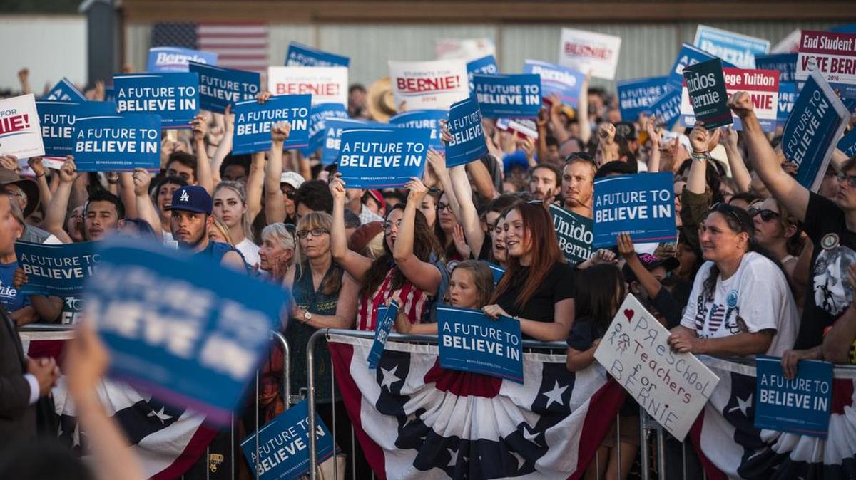 Partidarios del senador demócrata Bernie Sanders lo vitorean durante un mitin de campaña en Cloverdale, California.