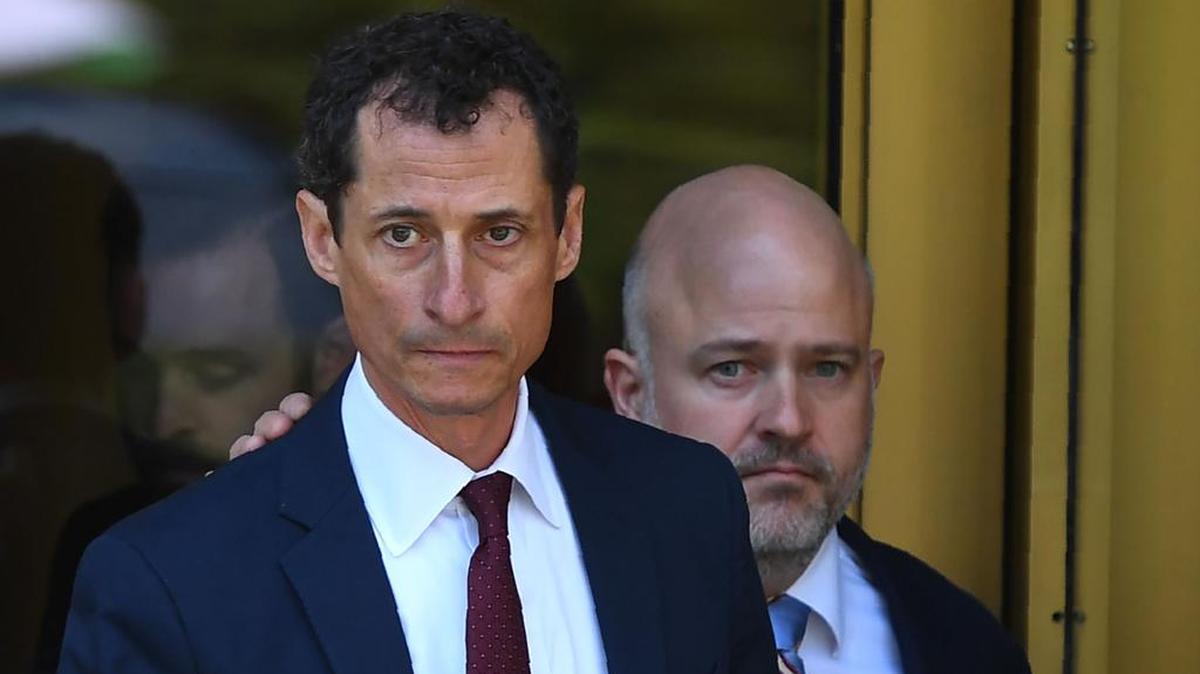 Anthony Weiner sale de la Corte Federal en New York el 19 de mayo de 2017.